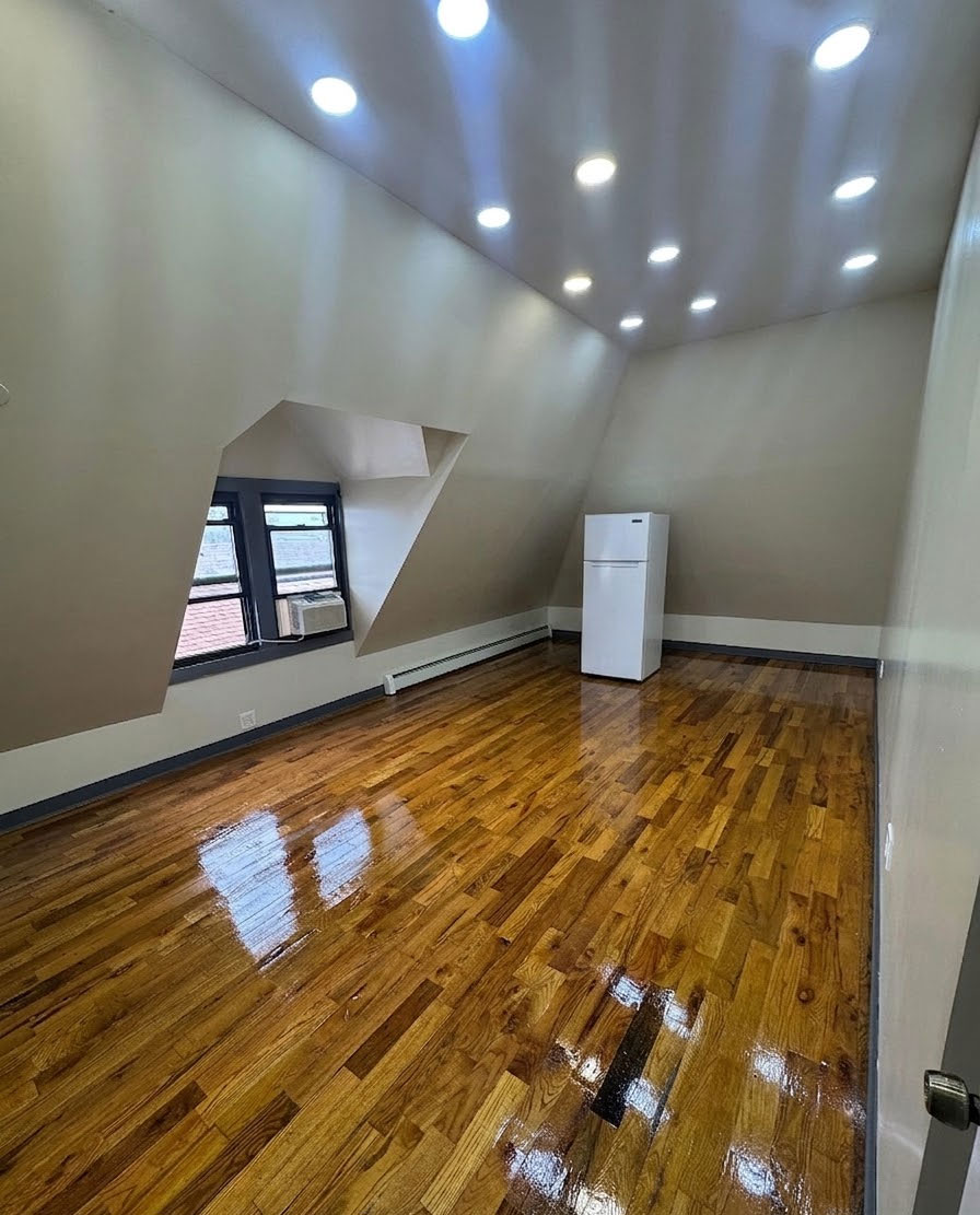 Deluxe double room with two beds and modern amenities in Bridgeport CT